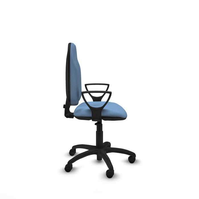 Silla de oficina Algarra con mecanismo Contacto permanente básico tapizada con Tela color Azul cielo. Equipada con Base poliamida negra, Brazos fijos y Ruedas de nailon 50 mm