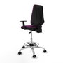 Taburete Elche con mecanismo Asincro tapizada con Similpiel color Morado. Equipado con Base cromada, Brazos 1D y Ruedas 65mm nailon