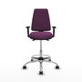 Taburete Elche con mecanismo Asincro tapizada con Similpiel color Morado. Equipado con Base cromada, Brazos 1D y Ruedas 65mm nailon