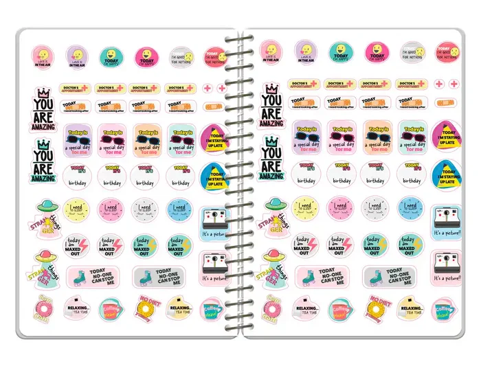 Liderpapel Agenda Escolar Fantasy F 26-27, Día Página, Tamaño A6+, Interior Bilingüe Español/Inglés, Espiral, Papel FSC 80g, con Gomilla y Pegatinas