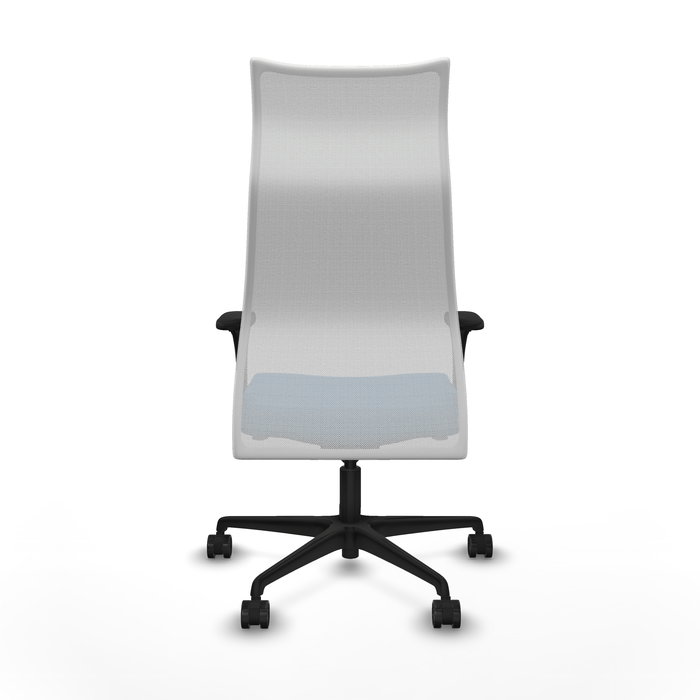 Sillón Albacete con mecanismo Sincro tapizada con Similpiel color Azul claro y malla color Blanco. Equipado con Base nailon negra, Brazos 1D y Ruedas 65mm nailon