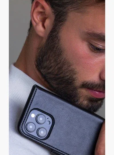Dbramante1928 Funda cartera Stockholm para Apple iPhone 12/12 Pro, 15,5 cm (6.1"), cuero vegano, carga inalámbrica, negro - 3 bolsillos para tarjetas