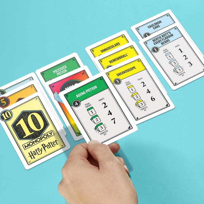 Hasbro G0717 Juego de Cartas Monopoly Deal Harry Potter, en español y portugués, para mayores de 8 años