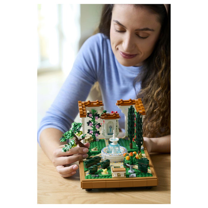 LEGO 10359 Icons Jardín con Fuente, Juego de Construcción, 1302 Piezas, para Adultos 18+