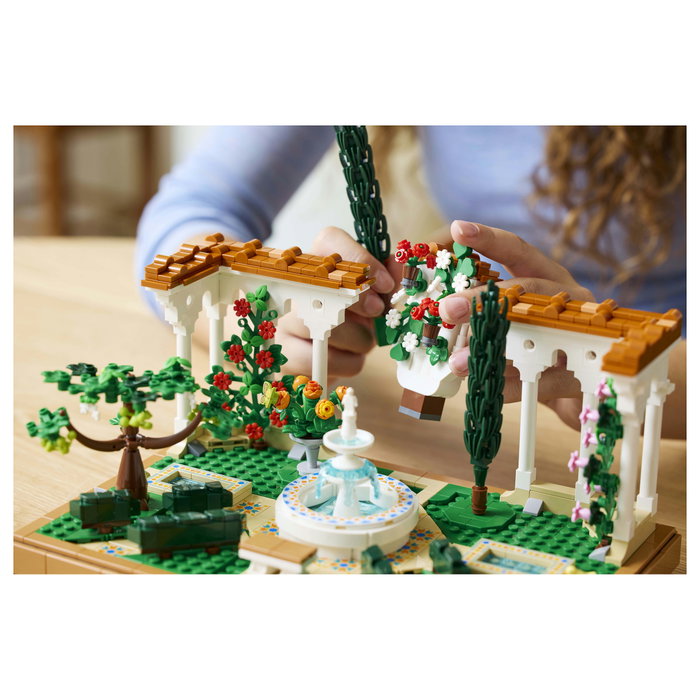 LEGO 10359 Icons Jardín con Fuente, Juego de Construcción, 1302 Piezas, para Adultos 18+