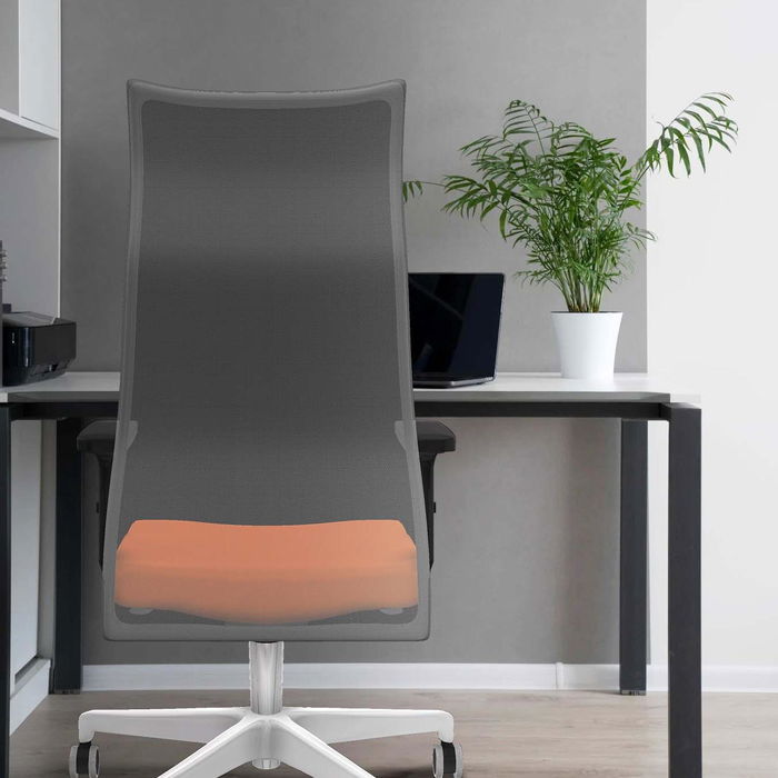 Sillón Albacete con mecanismo Sincro tapizada con Tela color Gris y malla color Blanco. Equipado con Base poliamida blanca, Brazos 2D y Ruedas 65 mm parqué