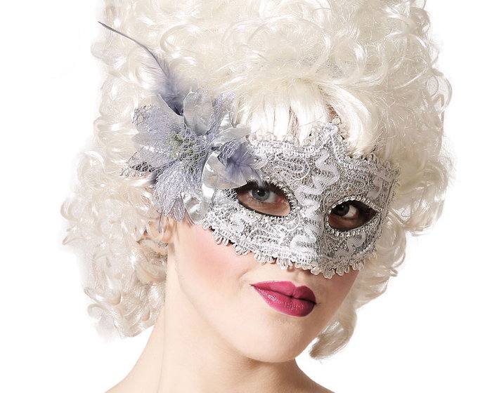 Antifaz Máscara Veneciana Plateada con Encaje y Pedrería Elegante para Carnaval y Fiestas Temáticas Antifaz Máscara Veneciana Plateada con Encaje y Pedrería Elegante para Carnaval y Fiestas Temáticas