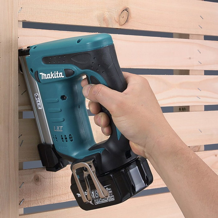 Makita Akku-Tacker DST221Z 18V (azul/negro, sin batería ni cargador)