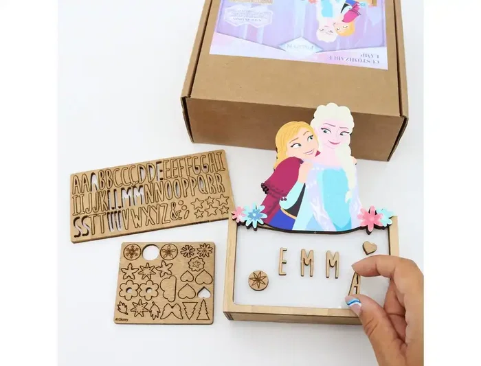 Wondee Lámpara Personalizable de Madera Frozen - Luz LED 60 Lm, Alimentación por Batería