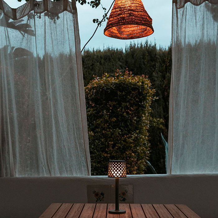 New Garden Lámpara de sobremesa táctil Gretita antracita, IP44 interior/exterior, regulable 80 lm, Ø11.7 x 31 cm, funciona con 3 pilas AAA (no incluidas), plástico reciclado