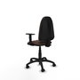 Silla de oficina Aýna con mecanismo Contacto permanente básico tapizada con Similpiel color Marrón oscuro. Equipada con Base poliamida negra, Brazos 1D y Ruedas de nailon 50 mm
