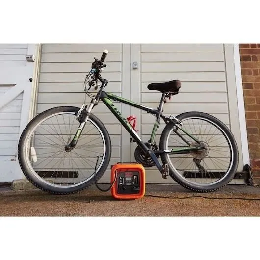 Black+Decker Inflador Compresor 12V 11 Bares 160 PSI con Mango de Goma y Accesorios
