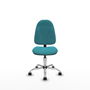 Silla de oficina Algarra con mecanismo Contacto permanente básico tapizada con Tela color Turquesa. Equipada con Base cromada, Sin brazos y Ruedas de nailon 50 mm