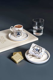 Hermia BNDSR04KT43012739 Juego de Tazas de Café de Porcelana, Set de 4 Tazas y Platos, Color Azul, Apta Microondas y Lavavajillas, 90 cc