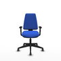 Silla de oficina Elche con mecanismo Asincro tapizada con Tela color Azul. Equipada con Base piramidal negra, Brazos 1D y Ruedas 65 mm parqué