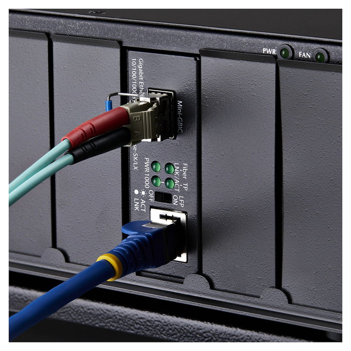 StarTech.com MCM1110SMLC20 Convertidor de Medios Fibra Óptica Monomodo, Gigabit 10/100/1000 Mbps a 1000Base-LX LC, 20 km, Carcasa de Metal, TAA, Negro