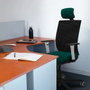 PIQUERAS Y CRESPO Silla de oficina Yunquera con mecanismo Sincro, Marrón oscuro y Negro