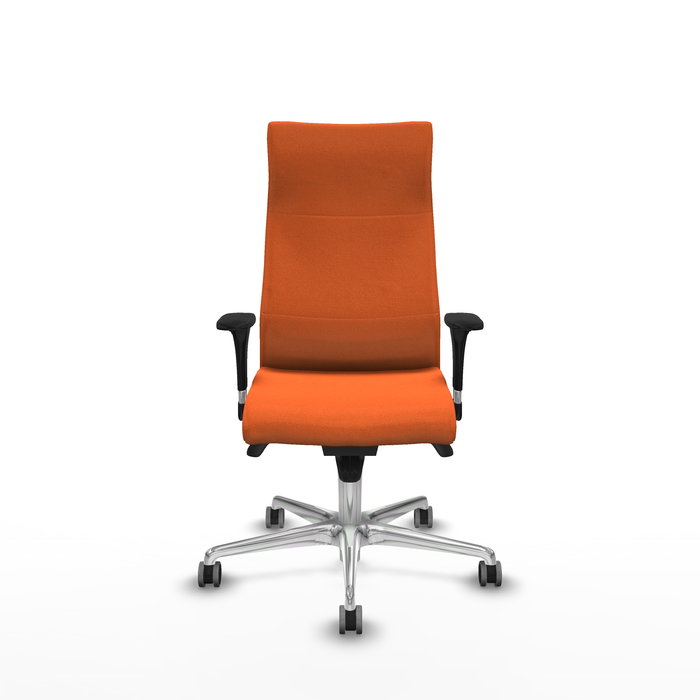 Sillón Albacete con mecanismo Sincro tapizada con Tela color Naranja. Equipado con Base aluminio, Brazos 1D y Ruedas 65 mm parqué