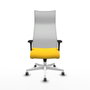Sillón Albacete con mecanismo Sincro tapizada con Similpiel color Amarillo y malla color Blanco. Equipado con Base poliamida blanca, Brazos 1D y Ruedas 65 mm parqué