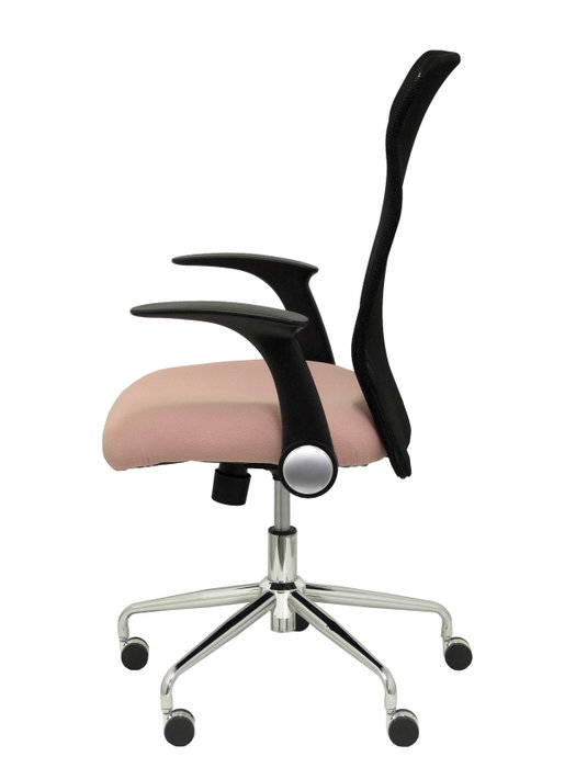 Silla de oficina Minaya con mecanismo Basculante tapizada con Tela color Rosa y malla color Negro. Equipada con Base cromada, Brazos abatibles y Ruedas de nailon 50 mm