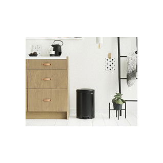 Brabantia Newicon Cubo de Basura 20 L Negro Mate con Pedal, Plástico, Diámetro 29 cm Brabantia Newicon Cubo de Basura 20 L Negro Mate con Pedal, Plástico, Diámetro 29 cm
