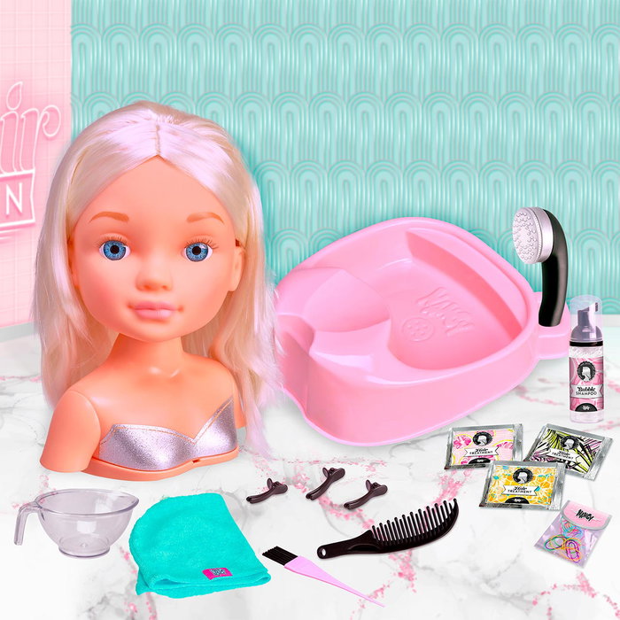 Famosa Nancy NACB3000 Busto Peluquería Rubia, Lava y Peina su Cabello con Accesorios, Muñeca para Niñas +3 Años