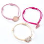 THE CARAT SHOP Set 2 Pulseras Amistad Glinda Wicked Mariposa Zapato G Tono Oro Rosa Zinc