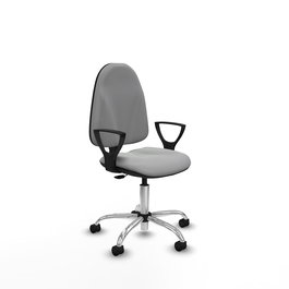 Silla de oficina Algarra con mecanismo Contacto permanente básico tapizada con Similpiel color Gris claro. Equipada con Base cromada, Brazos fijos y Ruedas de nailon 50 mm