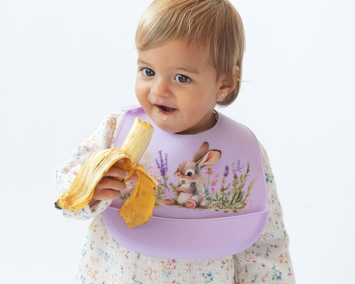 KioKids Babero Blandito Impermeable de Silicona Ajustable con Bolsillo Recogemigas Color Lavanda +6 Meses KioKids Babero Blandito Impermeable de Silicona Ajustable con Bolsillo Recogemigas Color Lavanda +6 Meses