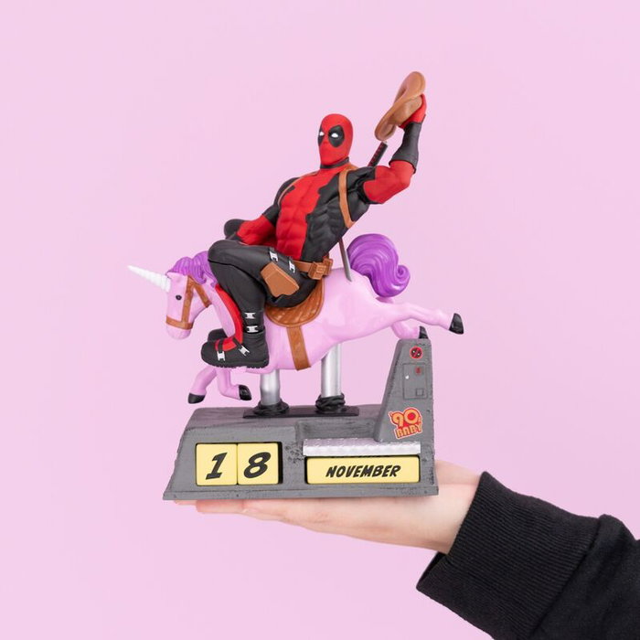 ERIK Calendario Perpetuo 3D Deadpool Marvel de Resina Pintado a Mano, 17x21x9,5cm