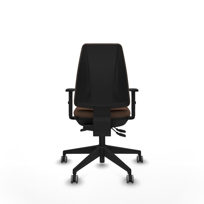 Silla de oficina Elche con mecanismo Asincro tapizada con Tela color Marrón oscuro. Equipada con Base piramidal negra, Brazos 1D y Ruedas 65 mm parqué