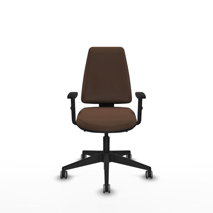 Silla de oficina Elche con mecanismo Asincro tapizada con Tela color Marrón oscuro. Equipada con Base piramidal negra, Brazos 1D y Ruedas 65 mm parqué