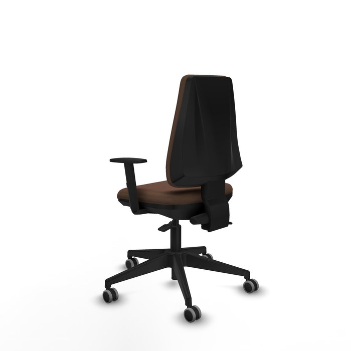 Silla de oficina Elche con mecanismo Asincro tapizada con Tela color Marrón oscuro. Equipada con Base piramidal negra, Brazos 1D y Ruedas 65 mm parqué