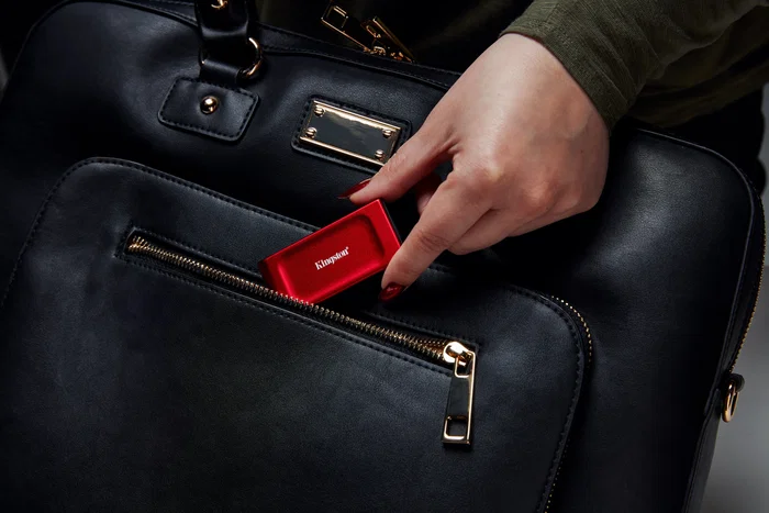 Kingston SSD XS1000 Red 2TB Externo USB-C 3.2 Gen 2 - Unidad de Estado Sólido Externa Portátil hasta 1050 MB/s