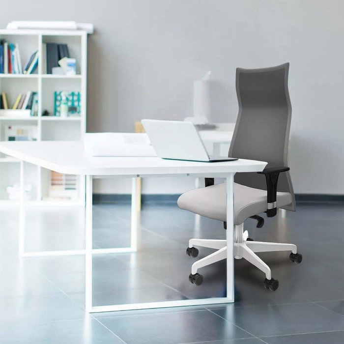 Sillón Albacete con mecanismo Sincro tapizada con Tela color Lila y malla color Blanco. Equipado con Base poliamida blanca, Brazos 1D y Ruedas 65mm nailon