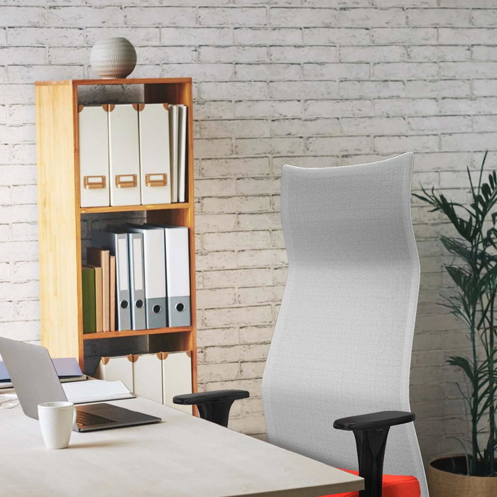 Sillón Albacete con mecanismo Sincro tapizada con Tela color Lila y malla color Blanco. Equipado con Base poliamida blanca, Brazos 1D y Ruedas 65mm nailon