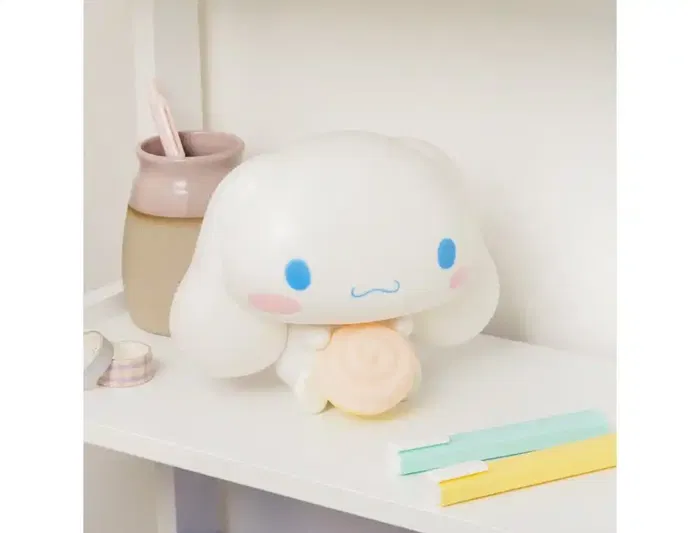 Wondee Cinnamoroll GloBuddies Light - Lámpara de silicona Sanrio con luz ambiental suave, ideal como luz nocturna, figura decorativa kawaii de Cinnamoroll para habitación