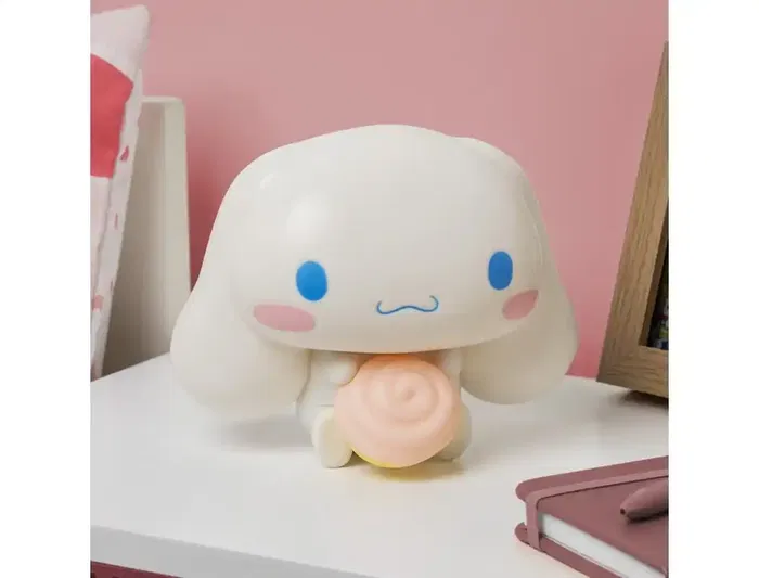Wondee Cinnamoroll GloBuddies Light - Lámpara de silicona Sanrio con luz ambiental suave, ideal como luz nocturna, figura decorativa kawaii de Cinnamoroll para habitación