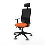 Silla de oficina Horna con mecanismo Sincro/Traslack tapizada con Tela color Naranja y malla color Negro. Equipada con lumbar 1D, Brazos 1D, Cabecero Fijo y Ruedas 65 mm parqué