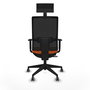 Silla de oficina Horna con mecanismo Sincro/Traslack tapizada con Tela color Naranja y malla color Negro. Equipada con lumbar 1D, Brazos 1D, Cabecero Fijo y Ruedas 65 mm parqué