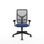 Silla de oficina Motilla con mecanismo Sincro tapizada con Tela color Azul marino y malla color Gris. Equipada con lumbar 1D, Brazos 3D y Ruedas 65 mm parqué