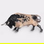 DEQUBE Figura de Toro Bravo Berrendo Embistiendo Pintada a Mano