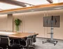Equip Soporte de Suelo con Ruedas para Pantalla 37-70 pulgadas