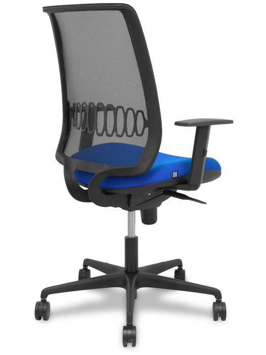 Silla de oficina Alares con mecanismo Sincro tapizada con Tela color Azul y malla color Negro. Equipada con lumbar 1D, Brazos 1D y Ruedas 65mm nailon