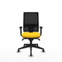 Silla de oficina Horna con mecanismo Sincro tapizada con Similpiel color Amarillo y malla color Negro. Equipada con lumbar 1D, Brazos 1D y Ruedas 65 mm parqué
