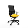 Silla de oficina Horna con mecanismo Sincro tapizada con Similpiel color Amarillo y malla color Negro. Equipada con lumbar 1D, Brazos 1D y Ruedas 65 mm parqué