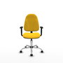 Silla de oficina Algarra con mecanismo Contacto permanente básico tapizada con Similpiel color Amarillo. Equipada con Base cromada, Brazos 1D y Ruedas de nailon 50 mm