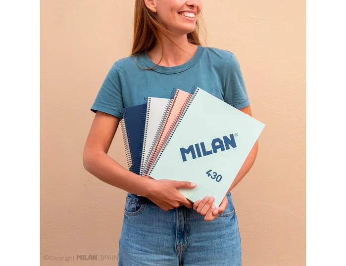 Milan Cuaderno A5 con Espiral y Tapa Dura, 80 Hojas Cuadriculadas, Azul Milan Cuaderno A5 con Espiral y Tapa Dura, 80 Hojas Cuadriculadas, Azul
