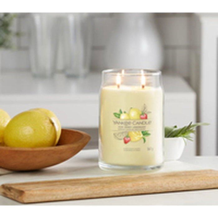 Yankee Candle Signature Iced Berry Lemonade 567g Yankee Candle Signature Iced Berry Lemonade 567g