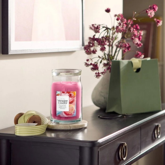 Yankee Candle Signature Iced Berry Lemonade 567g Yankee Candle Signature Iced Berry Lemonade 567g